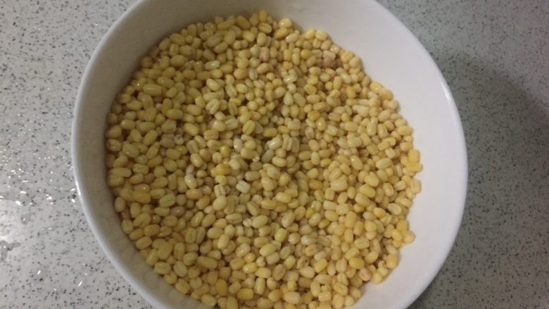 迷你一口酥,去皮绿豆提前净泡4小时以上,去皮绿豆网上有卖