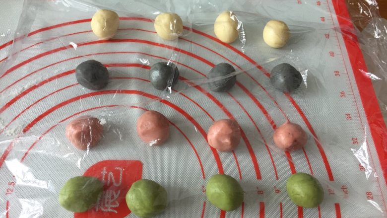 迷你一口酥,各分四等份,保鲜膜盖好静置30分钟