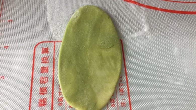 迷你一口酥,收口朝下,按扁,擀成长舌状