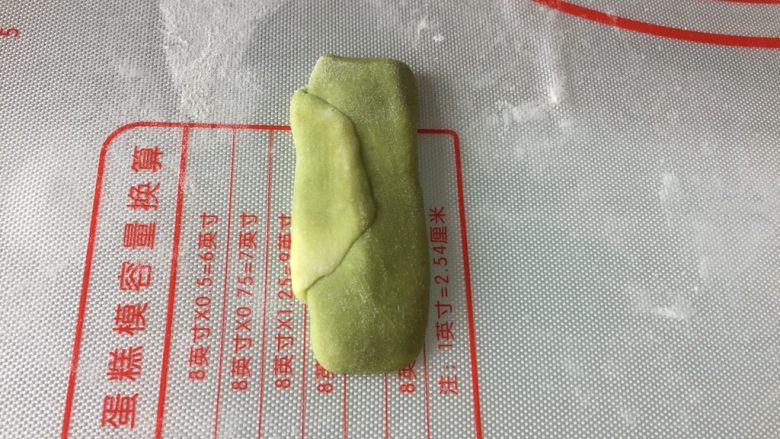 迷你一口酥,卷起，旋转90度，按扁