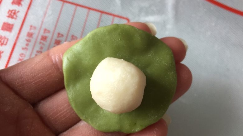 迷你一口酥,记住位置,按顺序开始包油酥,用虎口收圆法包好,