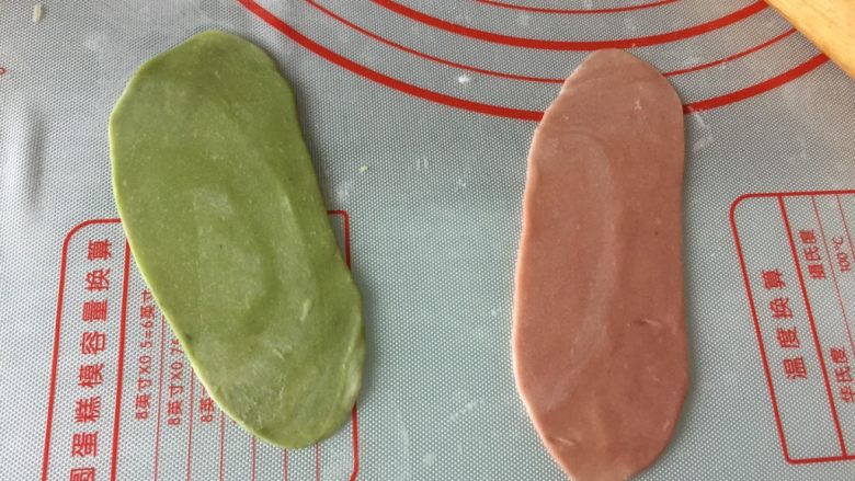 迷你一口酥,去第一个和第二个擀的面团,擀开