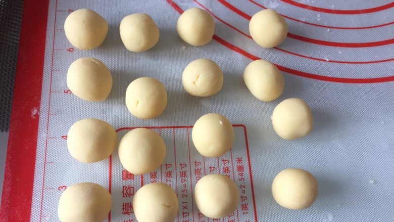 迷你一口酥,准备绿豆馅,分16个6g的小球,剩下的绿豆馅直接做成绿豆糕吧!