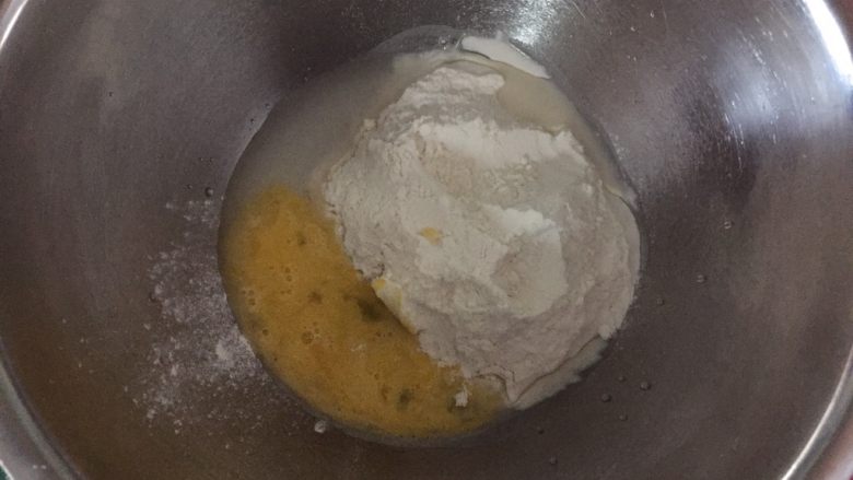 迷你一口酥,水油皮的材料混合均匀,揉成光滑的面团
因为还要加色粉,所有面团稍微有点软,别怀疑