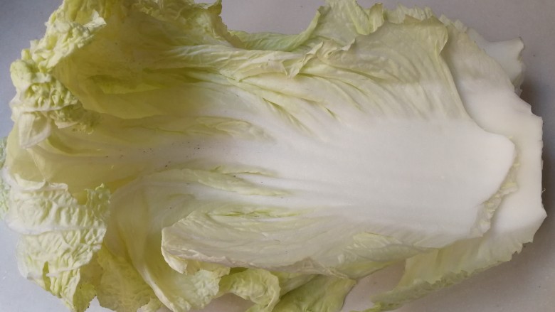 黑木耳白菜烧卖花馄饨,<a style='color:red;display:inline-block;' href='/shicai/ 114'>白菜</a>洗净