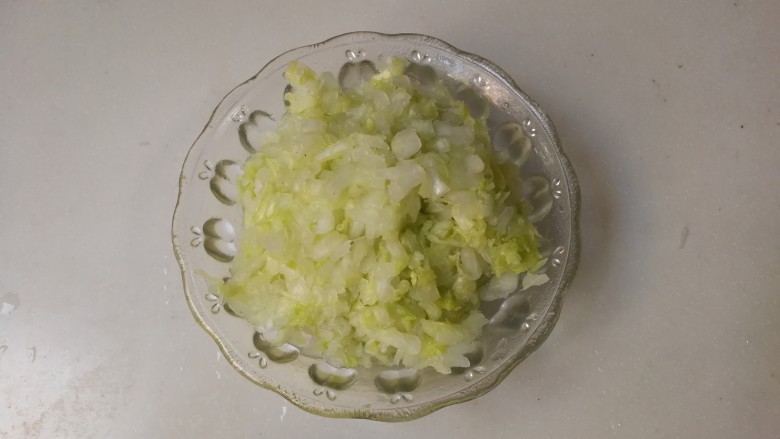 黑木耳白菜烧卖花馄饨,挤出水分