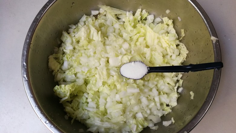 黑木耳白菜烧卖花馄饨,切碎放盐腌制五分钟