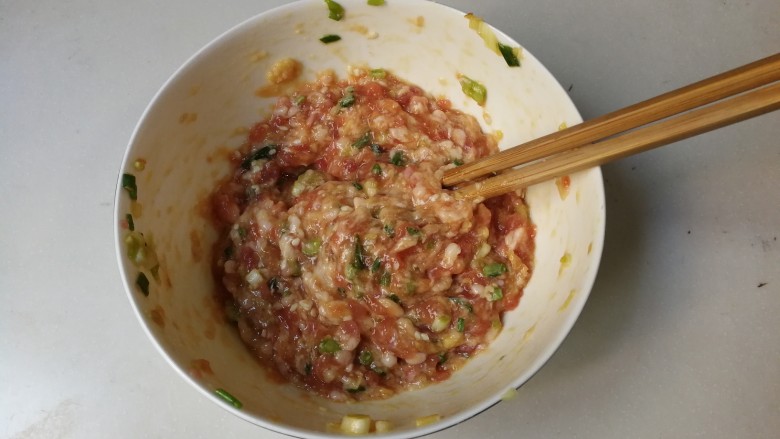黑木耳白菜烧卖花馄饨,搅拌均匀至有粘性