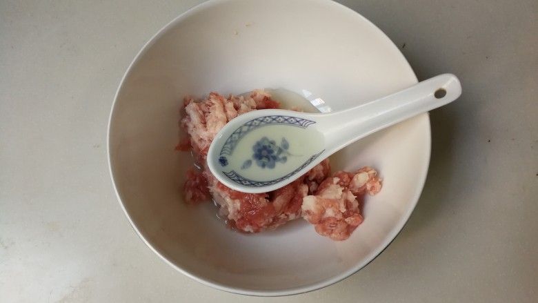 黑木耳白菜烧卖花馄饨,大白菜腌制出的水放适量肉末里面搅拌至有粘性