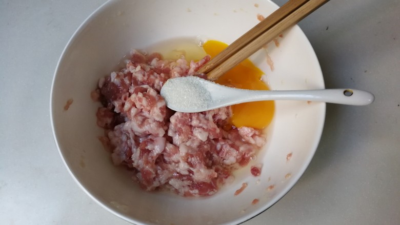 黑木耳白菜烧卖花馄饨,打入一个鸡蛋,放少许盐