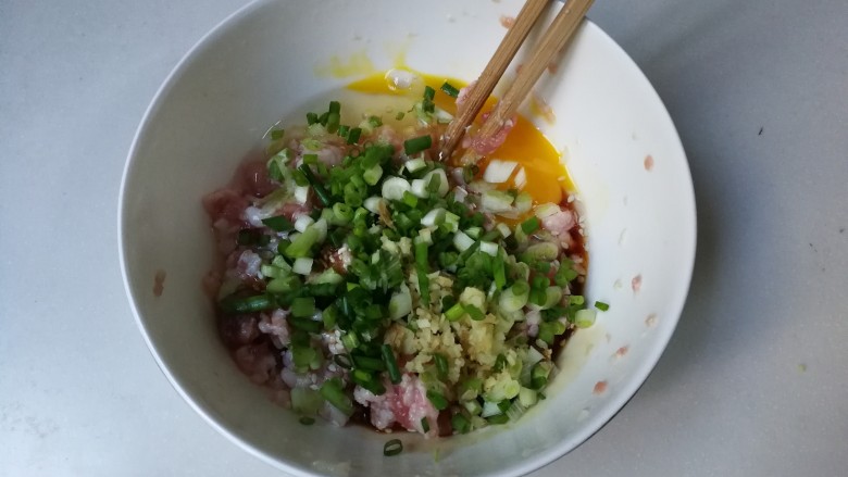 黑木耳白菜烧卖花馄饨,放葱姜