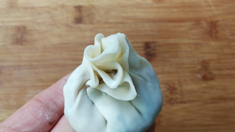 黑木耳白菜烧卖花馄饨,用手把四个角的根部挤压在一起