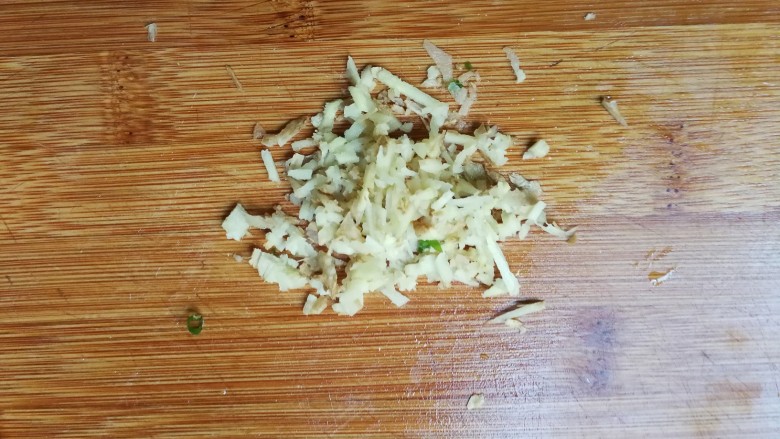 黑木耳白菜烧卖花馄饨,姜切碎末