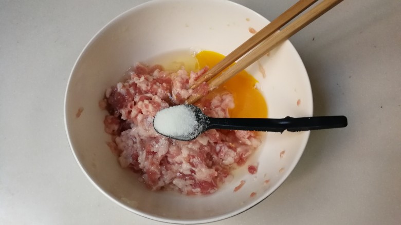 黑木耳白菜烧卖花馄饨,放一小勺<a style='color:red;display:inline-block;' href='/shicai/ 10588'>糖</a>