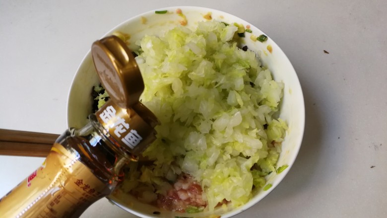 黑木耳白菜烧卖花馄饨,放入白菜黑木耳,滴几滴<a style='color:red;display:inline-block;' href='/shicai/ 5506'>麻油</a>拌匀