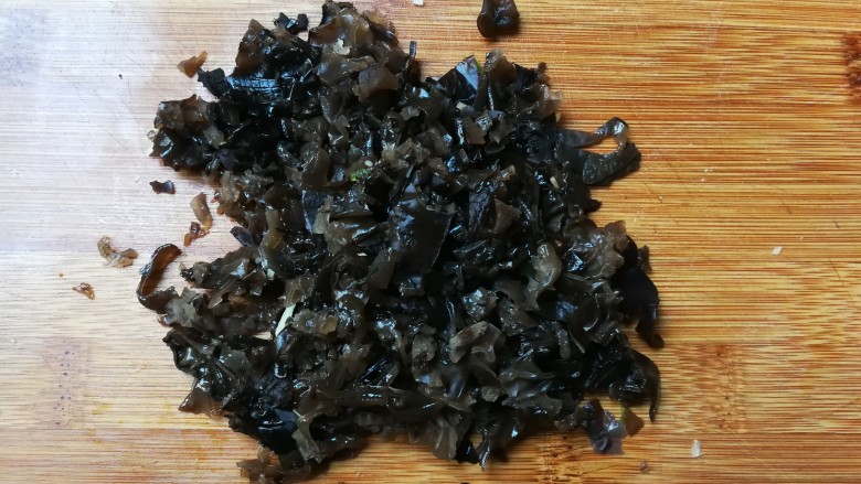 黑木耳白菜烧卖花馄饨,黑木耳切碎