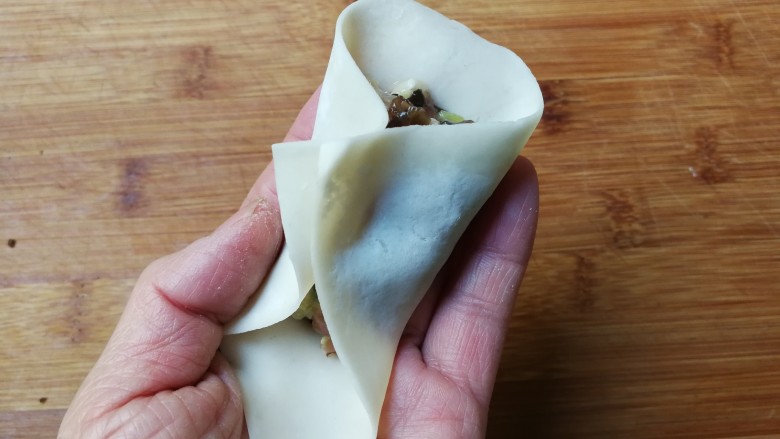 黑木耳白菜烧卖花馄饨,对角捏一下