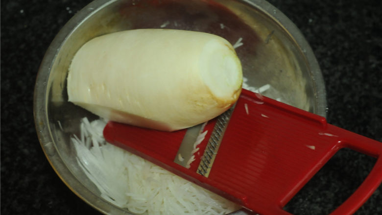 萝卜糕,<a style='color:red;display:inline-block;' href='/shicai/ 24'>萝卜</a>用工具切成丝,如果手艺好,直接用刀切就行