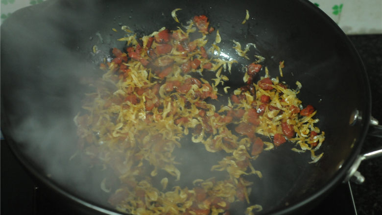 萝卜糕,油锅烧热,腊肠粒和<a style='color:red;display:inline-block;' href='/shicai/ 289'>虾米</a>放进去炒香