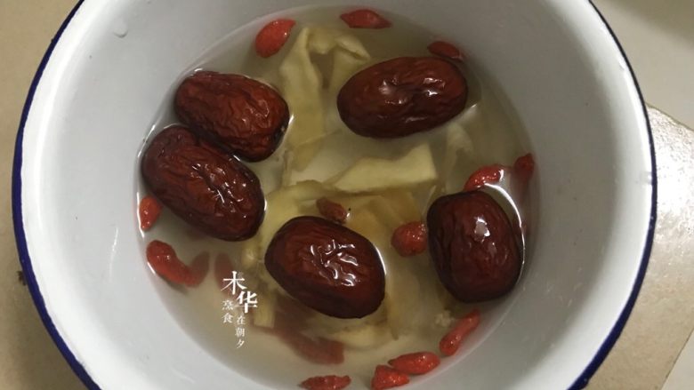 当归鸡脚,除姜片外,把药材用温水泡一会儿洗净放入汤锅。