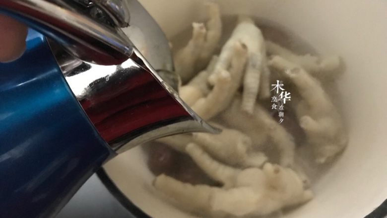 当归鸡脚,鸡脚焯好后,放入 汤锅,倒入温水。