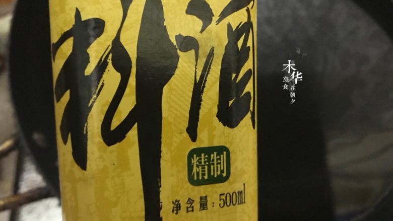 当归鸡脚,大火烧水,把鸡脚焯五六分钟,倒点<a style='color:red;display:inline-block;' href='/shicai/ 718'>料酒</a>在水里去腥。