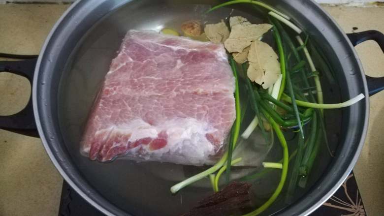 过年硬菜——白切肉,猪肉洗净，用夹子去除猪毛，冷水下锅，放入姜片，<a style='color:red;display:inline-block;' href='/shicai/ 3250'>葱</a>打结，<a style='color:red;display:inline-block;' href='/shicai/ 710'>桂皮</a>，<a style='color:red;display:inline-block;' href='/shicai/ 741'>香叶</a>，<a style='color:red;display:inline-block;' href='/shicai/ 718'>料酒</a>，盐，一开始会有不停冒出浮沫，捞出即可，水开后中火煮35-40分钟