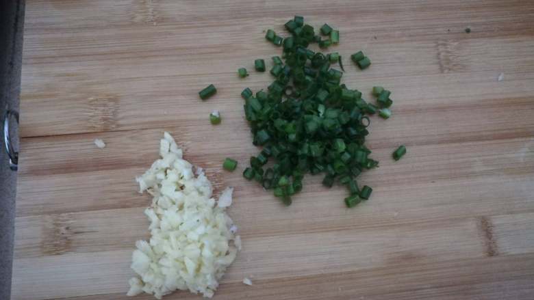 过年硬菜——白切肉,蒜瓣拍压后切碎,葱切