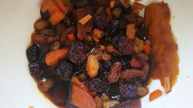 边角料们成就的面包布丁,酒渍果干取适量,大概一小把这样