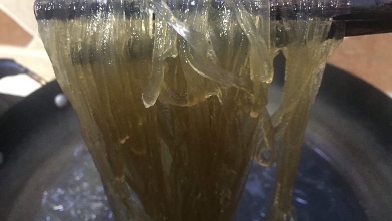 来一碗好吃的炸酱红薯粉,经煮过的红薯粉已明显发开晶莹剔透,可以关火,红薯粉继续泡在热水里发