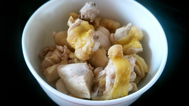 灵芝鸡🐔汤,去掉泡沫,把鸡肉捞出来洗干净备着