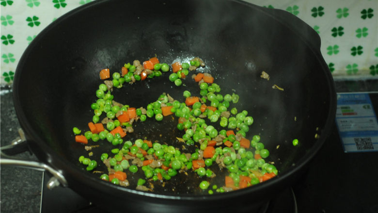 牛肉粒西红柿盅,翻炒至变色后,加盐调味