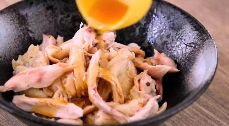 又辣又麻的经典演绎——麻辣鸡腿肉,再将鸡腿肉撕成小块,加入生抽、香油,搅拌均匀