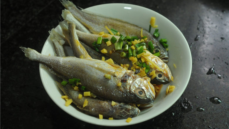 干煎小黄鱼,葱<a style='color:red;display:inline-block;' href='/shicai/ 37'>姜</a>蒜切碎后撒在小黄鱼上面，加入<a style='color:red;display:inline-block;' href='/shicai/ 12043'>花椒粉</a>、<a style='color:red;display:inline-block;' href='/shicai/ 718'>料酒</a>，腌制一个小时去腥入味