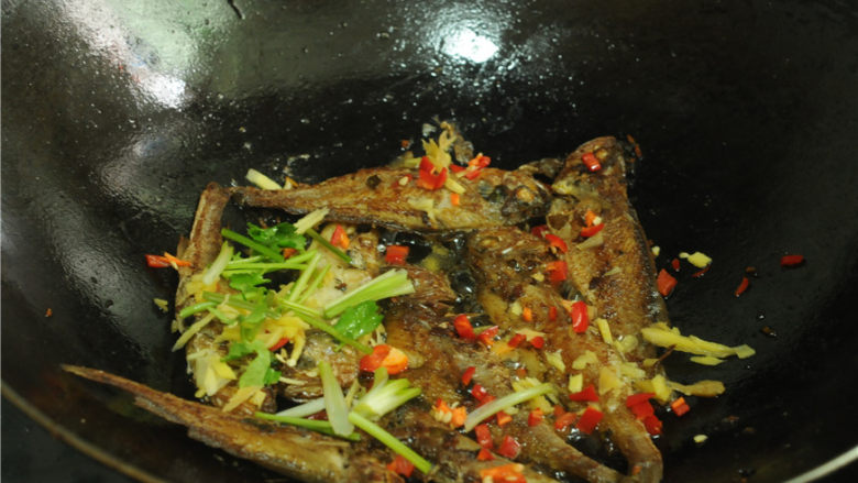 干煎小黄鱼,撒入姜丝<a style='color:red;display:inline-block;' href='/shicai/ 131'>香菜</a>段和小红尖椒即可出锅
