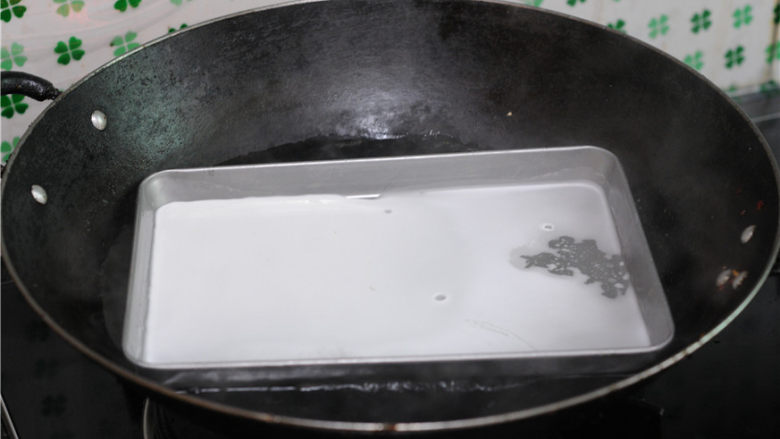 鸡蛋花菇肠粉,锅里放入半锅水,烧开,肠粉盘子里刷上一层薄薄的油,舀入两勺肠粉水,盖上锅盖蒸一分钟