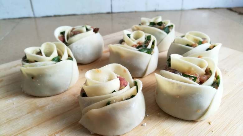 狗粮——玫瑰饺子,据说集齐几个玫瑰饺子就能召唤女友,为什么我不行(눈_눈)