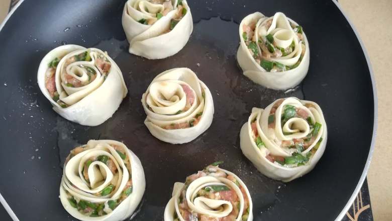 狗粮——玫瑰饺子,热锅热油放入饺子,稍微煎一下固定形状