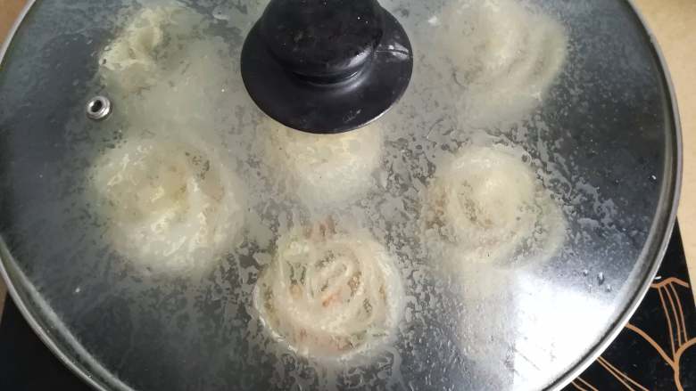 狗粮——玫瑰饺子,倒入小半碗水,快干时再倒一次,煎干即可出锅