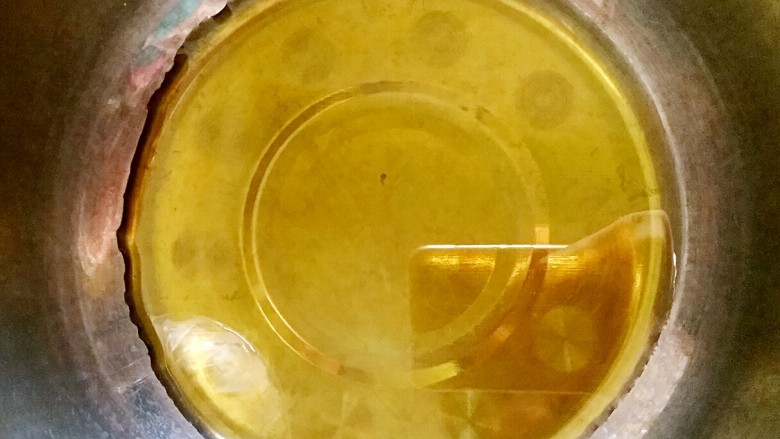 无黄油玛格丽特(一只平底锅就能搞定的烘焙),在容器中倒入90g<a style='color:red;display:inline-block;' href='/shicai/ 851'>橄榄油</a>。