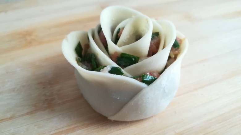 狗粮——玫瑰饺子,包裹整形,末端同样沾点水粘合。旋转成品,逆光斜30-45°角度拍摄比较好看。