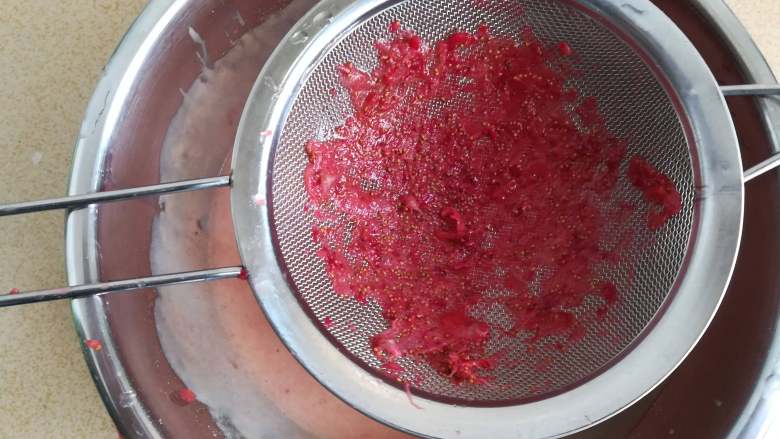 草莓熔岩蛋糕,将鸡蛋液加入至刚刚制作的巧克力糊中,筛入低级面粉,搅拌均匀后,用滤网压制出草莓汁