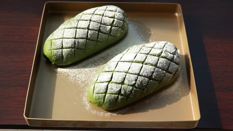全麦抹茶果干软欧,割花纹,放入预热好的烤箱中层,190度20分钟