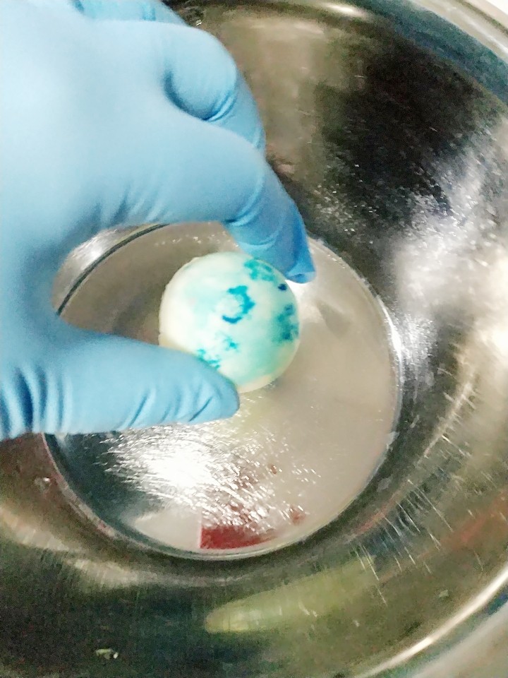 情人节送你一片星空☞家庭快手星空巧克力制作,将做好的半圆放到一个加热的容器里蹭一下底部,就可以将两个粘在一起。注意不要温度太高即可。