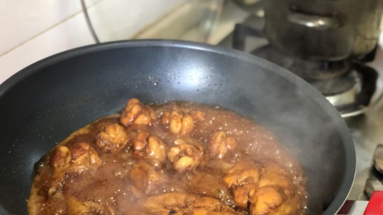 健身食谱-照烧鸡肉乌冬面,慢慢鸡肉颜色也变深了，我们要等它收汁