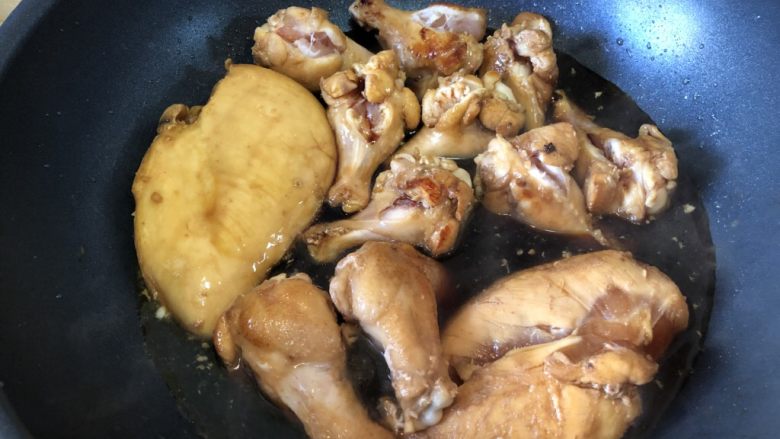 健身食谱-照烧鸡肉乌冬面,两面都焦黄了，可以把提前准备的照烧酱倒入进去，中小火慢炖