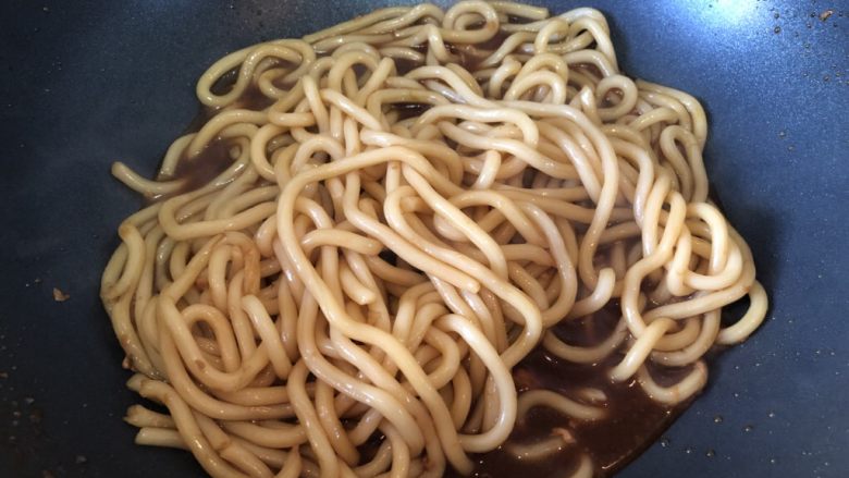 健身食谱-照烧鸡肉乌冬面,中火翻拌，让每根面条都裹上颜色。口味淡的票友们这个时候就可以出锅啦