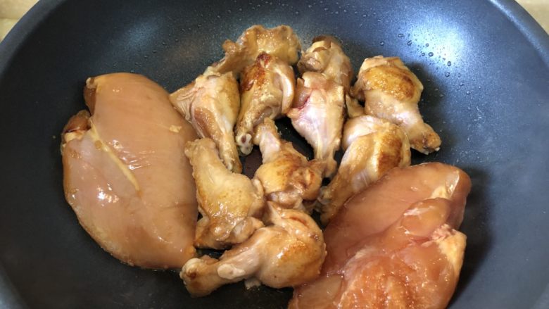 健身食谱-照烧鸡肉乌冬面,后下鸡胸肉（鸡胸肉煎的太久容易口感变柴）如果是只做鸡胸的话，直接在第四步开始操作