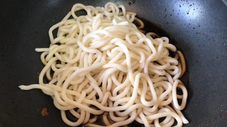 健身食谱-照烧鸡肉乌冬面,把提前准备好的乌冬面下入照烧酱中