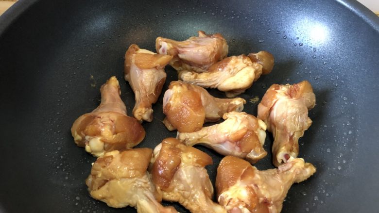 健身食谱-照烧鸡肉乌冬面,我的量是翻倍的量，鸡腿和鸡胸一起制作的。先把带皮鸡腿下锅加热至表面微微金黄，不需要完全熟透，因为后续还需要煮